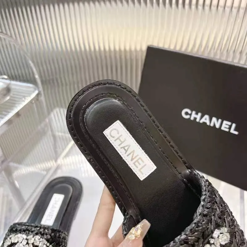 👟👟Ex-factory price 520👟👟 [Ready stock] 𝐂𝐡an𝐞𝐥 23 hot items! bing bing 23 early spring vacation series, the most beautiful rhinestone woven slippers, everyone is crazy to stock up, they are all crazy, it is really long grass, leisurely charm, close your eyes and enter the series!  💭Color: Black/Apricot/White 💭Upper: The upper is made of imported raffia and is fully hand-woven and very comfortable! The hand-made diamond jewelry is sparkling enough 💭Inner pads: imported sheepskin lining and pads 💭Outsole: genuine leather outsole (complex leather outsole with ten grooves and stitching, very particular about material workmanship) 💭Code number: 35-42 (41 and 42 are custom-made and cannot be returned or exchanged)